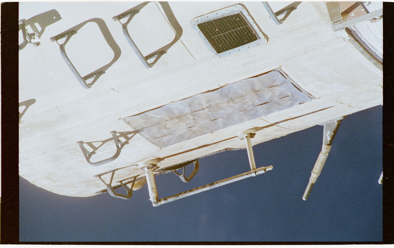 STS079-305-017.jpg