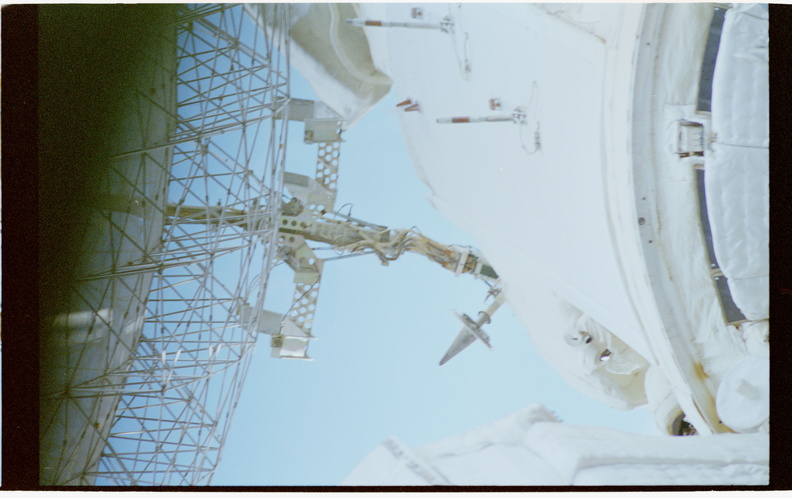 STS079-305-019.jpg