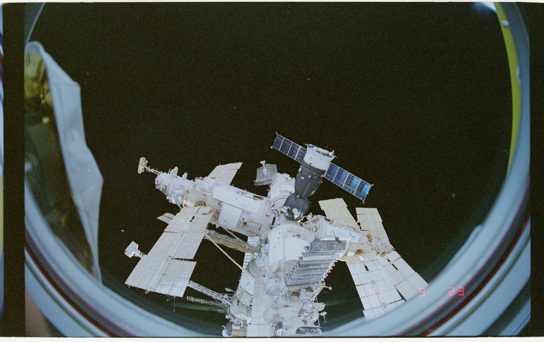 STS079-322-016.jpg