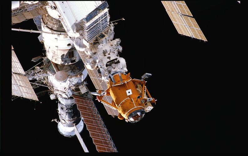 STS079-324-001.jpg