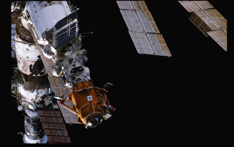 STS079-324-003.jpg