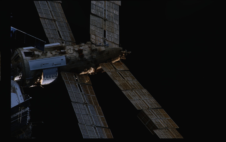 STS079-324-008.jpg