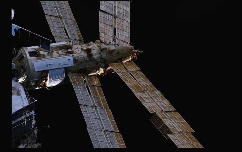 STS079-324-009.jpg