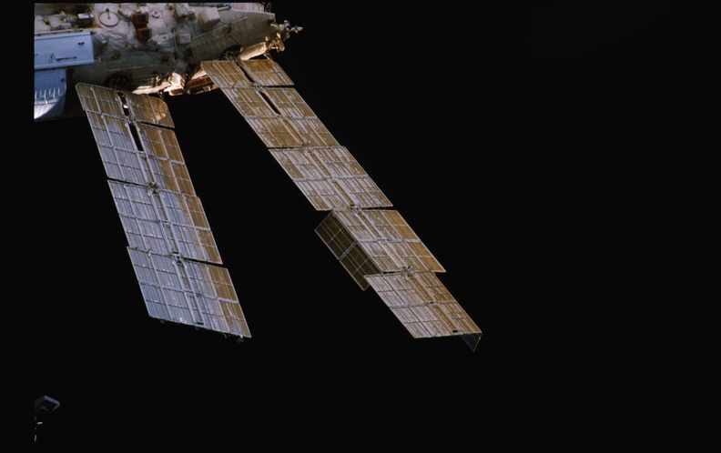 STS079-324-011.jpg