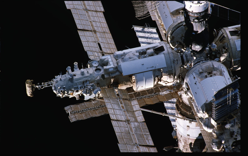 STS079-324-016.jpg
