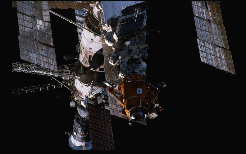STS079-324-021.jpg