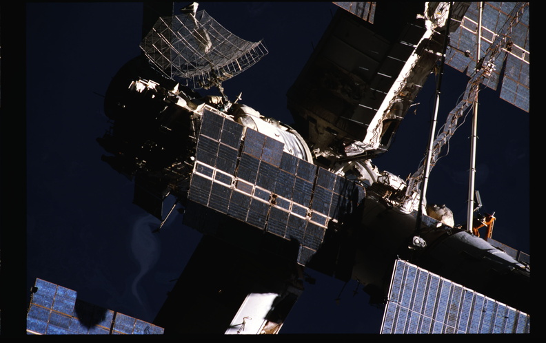 STS079-324-031.jpg