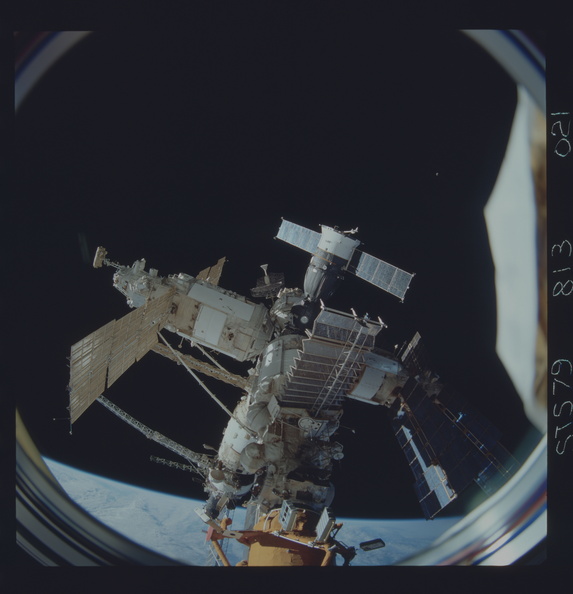 STS079-813-021.jpg