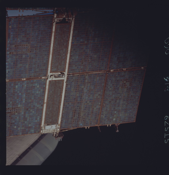 STS079-816-060.jpg