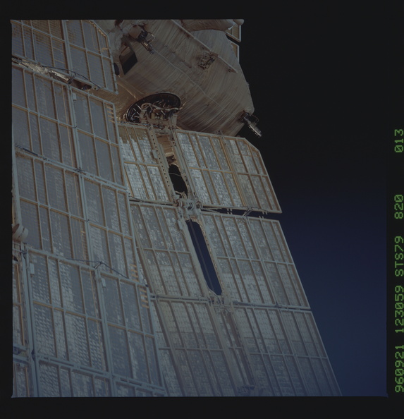 STS079-820-013.jpg
