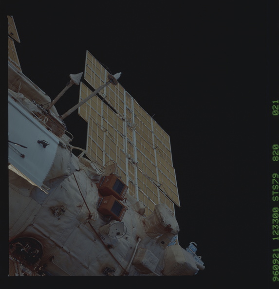 STS079-820-021.jpg