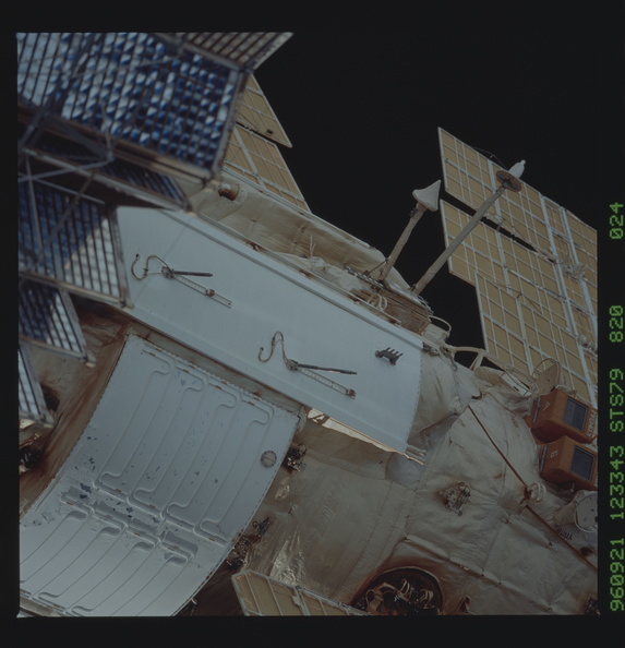 STS079-820-024.jpg