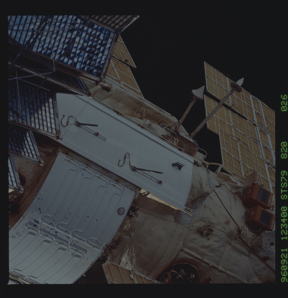 STS079-820-026.jpg