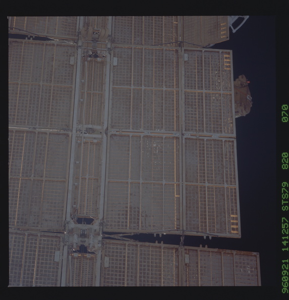STS079-820-070.jpg