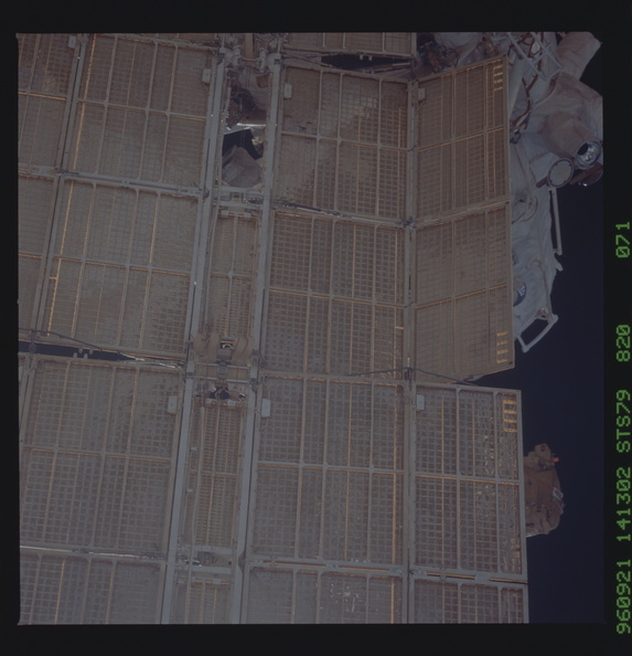 STS079-820-071.jpg