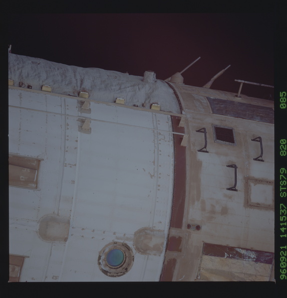 STS079-820-085.jpg