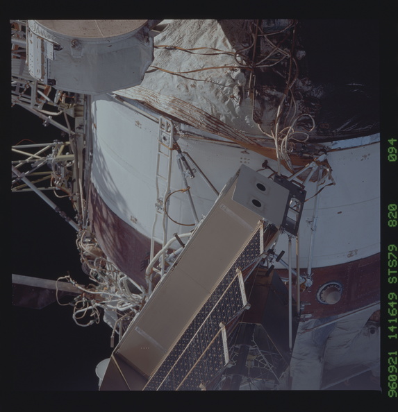 STS079-820-094.jpg