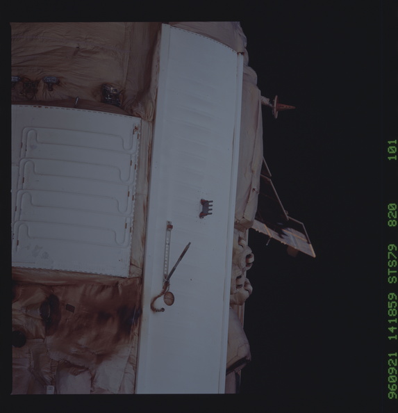 STS079-820-101.jpg