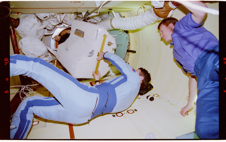 STS081-304-023.jpg