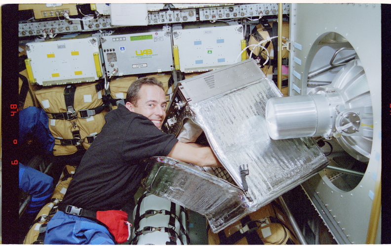 STS084-301-002.jpg