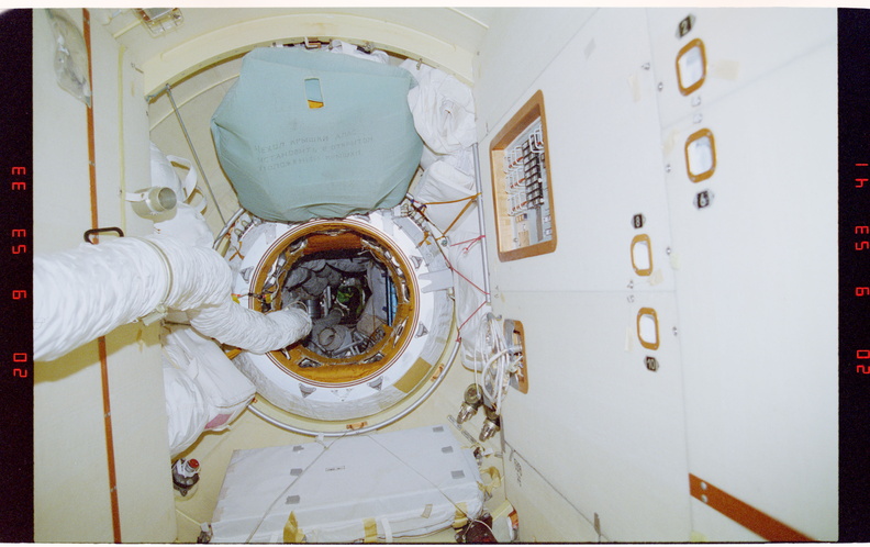 STS084-305-003.jpg