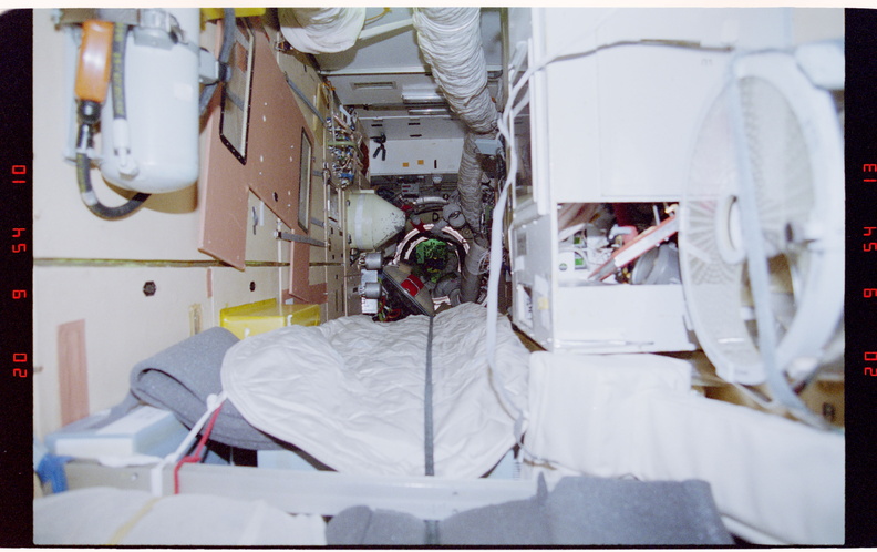 STS084-305-010.jpg