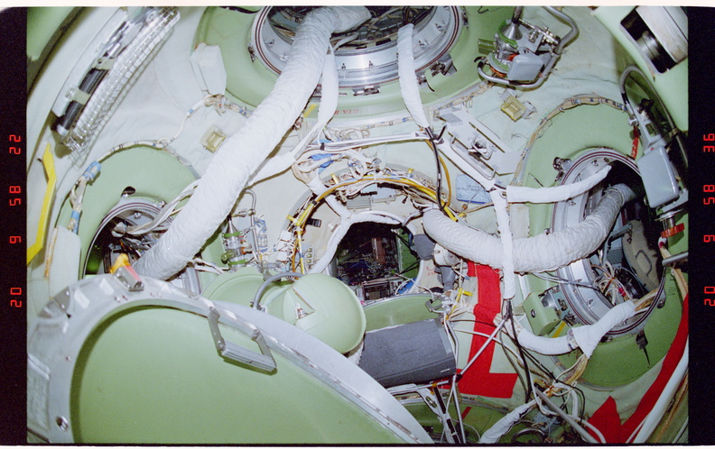 STS084-305-018.jpg