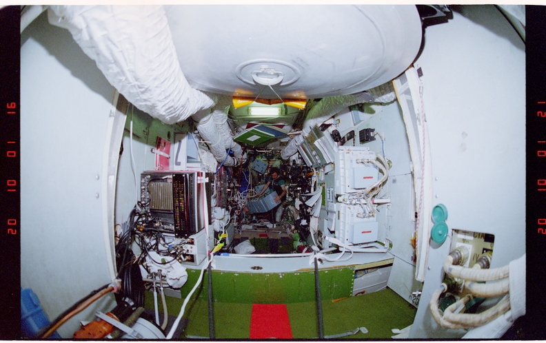 STS084-305-027.jpg