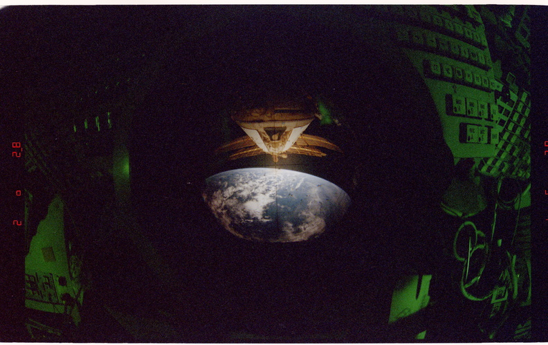 STS084-306-031.jpg