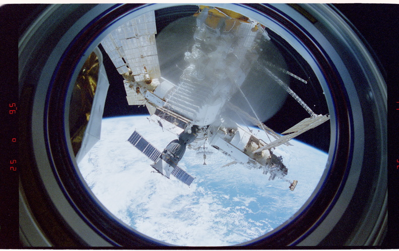 STS084-309-011.jpg