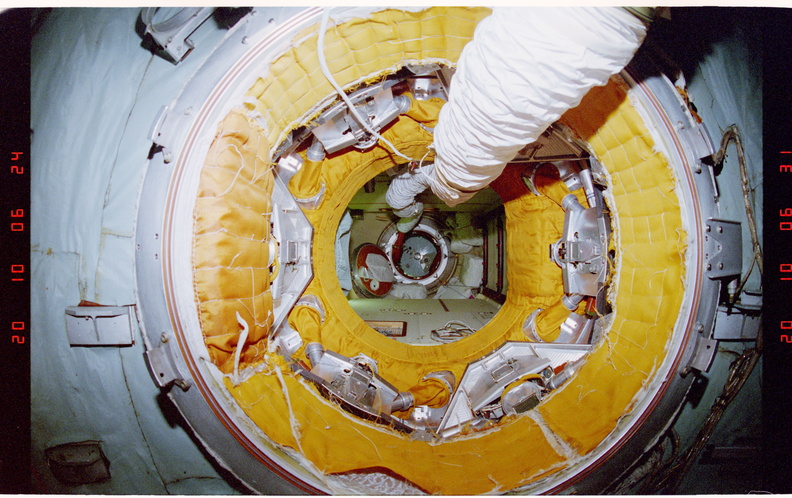 STS084-319-009.jpg