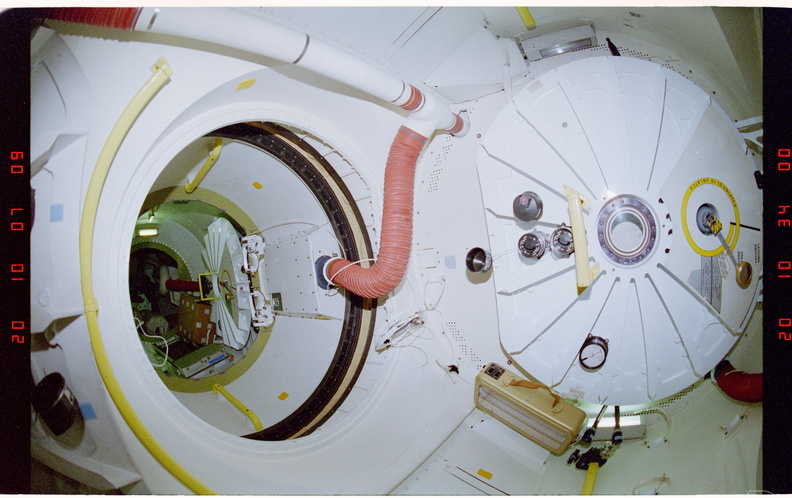 STS084-319-016.jpg