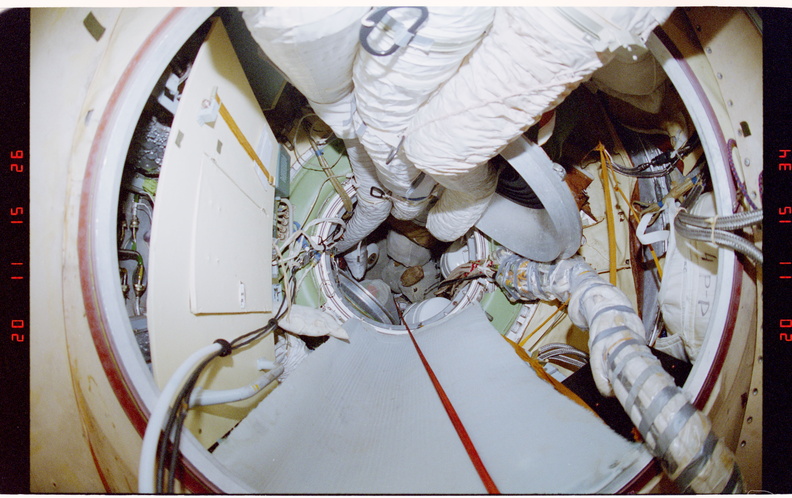 STS084-319-026.jpg