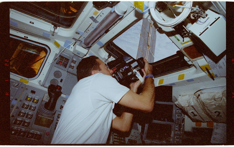 STS084-375-002.jpg