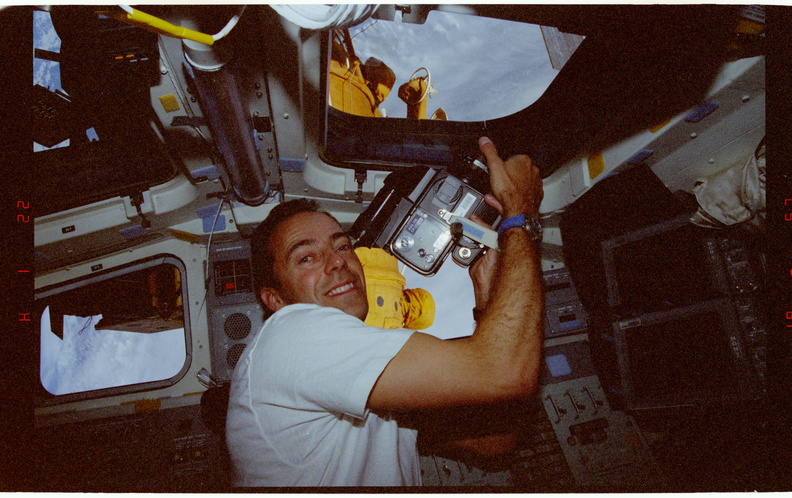 STS084-375-004.jpg