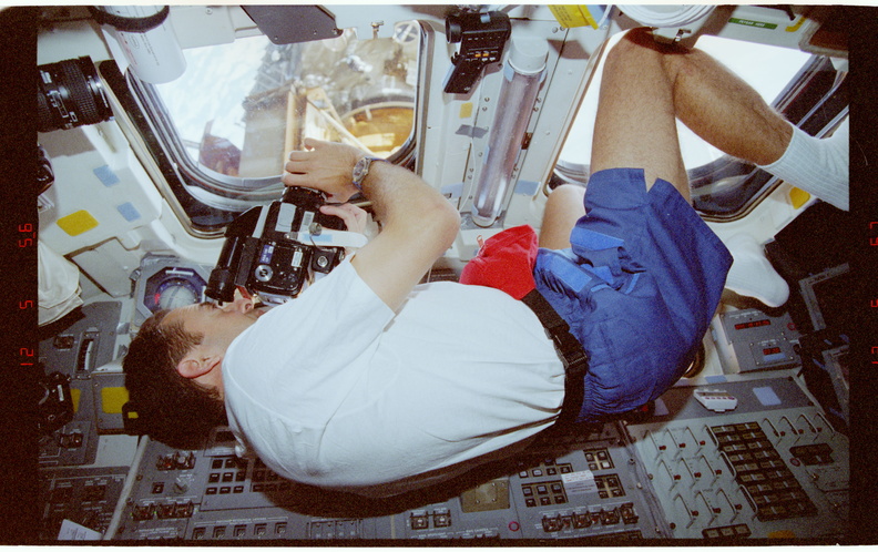 STS084-375-006.jpg