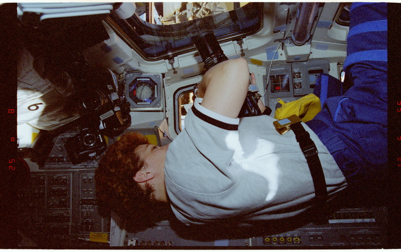 STS084-375-016.jpg