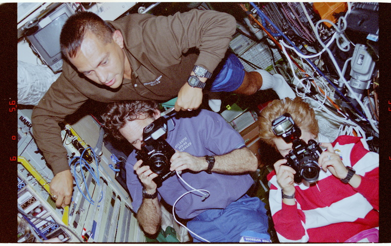 STS084-376-012.jpg