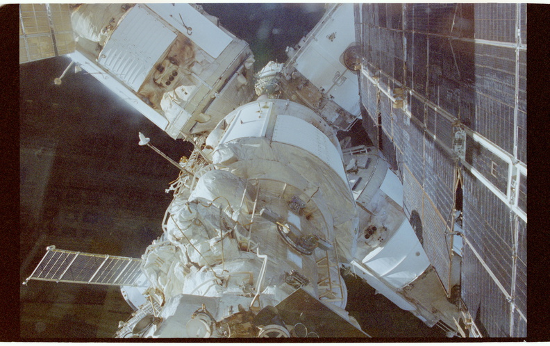 STS084-377-012.jpg