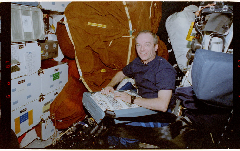 STS084-387-028.jpg