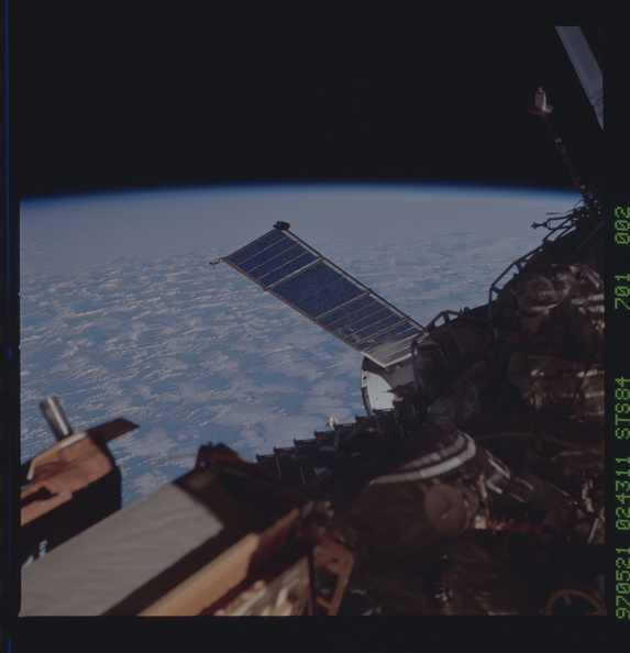 STS084-701-002.jpg