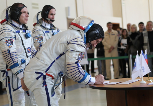 nasa2explore 9675572308 Astronaut Mike Hopkins Signs In for Qualification Exams