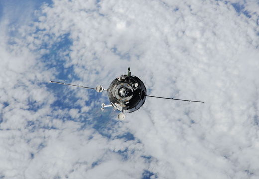 nasa2explore 9954666363 Soyuz TMA-10M Spacecraft Approaches Station for Docking