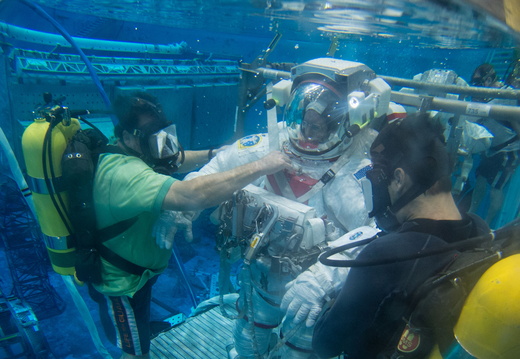 astronaut-barry-wilmore-participates-in-eva-training 10680563053 o