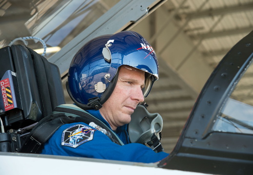 terry-virts-prepares-for-a-flight-in-a-nasa-t-38-trainer-jet 10558640016 o