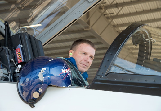 terry-virts-prepares-for-a-flight-in-a-nasa-t-38-trainer-jet 10558680794 o