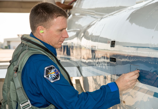 terry-virts-prepares-for-a-flight-in-a-nasa-t-38-trainer-jet 10558682264 o