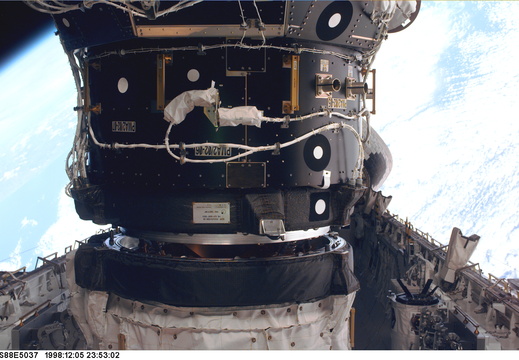 STS088-E-5037