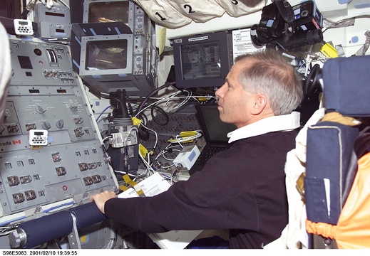 STS98-E-5083