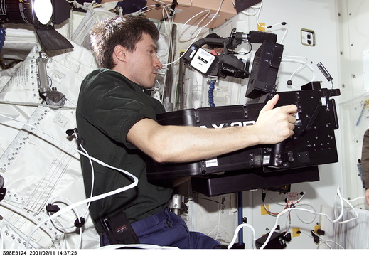 STS98-E-5124
